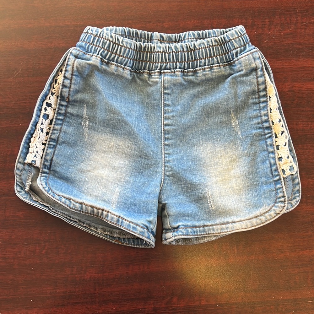 Size 7 denim jeans with cute detailing on the sides